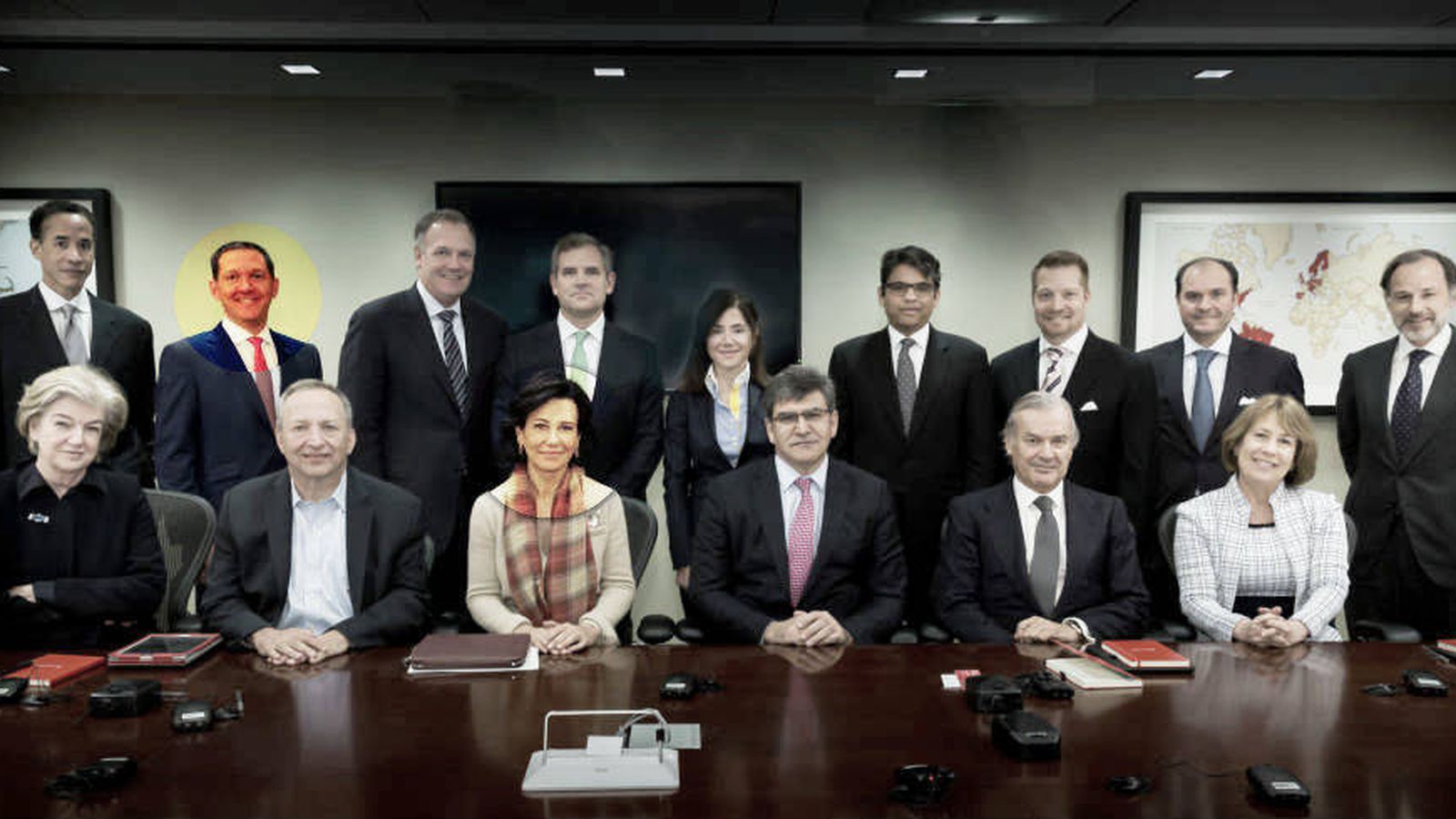 Foto: Primera reunión del CAI del Santander, con su presidenta, Ana Botín, y el consejero delegado de Red Hat, James Whitehurst (arriba, segundo por la izquierda). (Banco Santander)