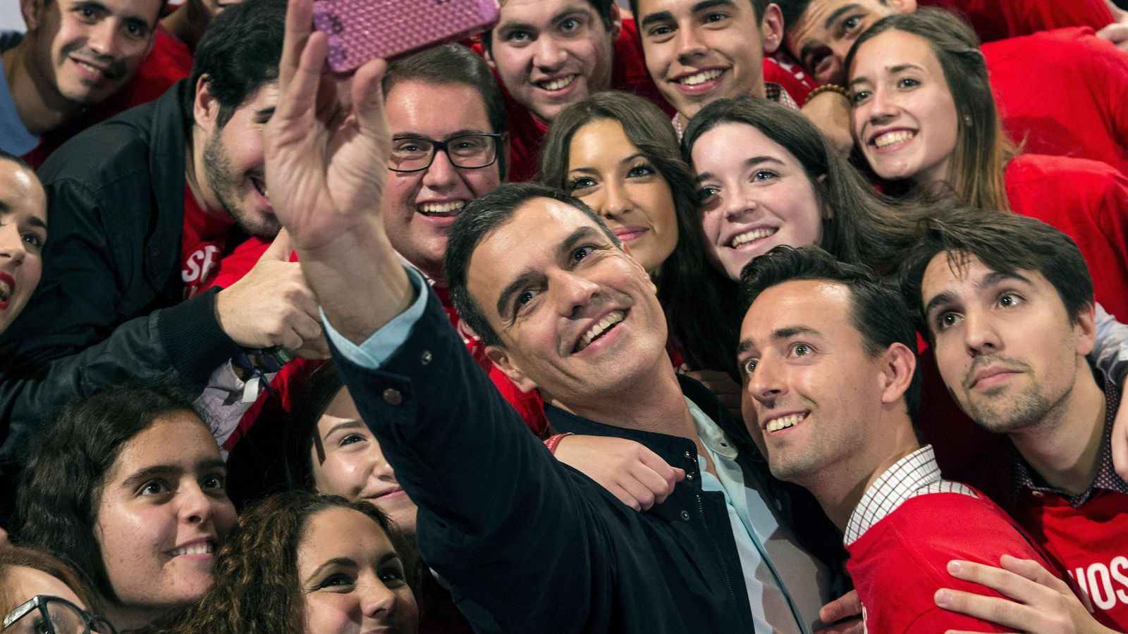 Foto: El exsecretario general del PSOE Pedro Sánchez (c) se hace un selfi con simpatizantes. (EFE)