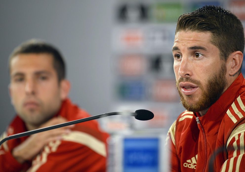 Foto: Ramos y Jordi Alba esperan que la dolorosa derrota sirva para reforzar al vestuario (EFE).