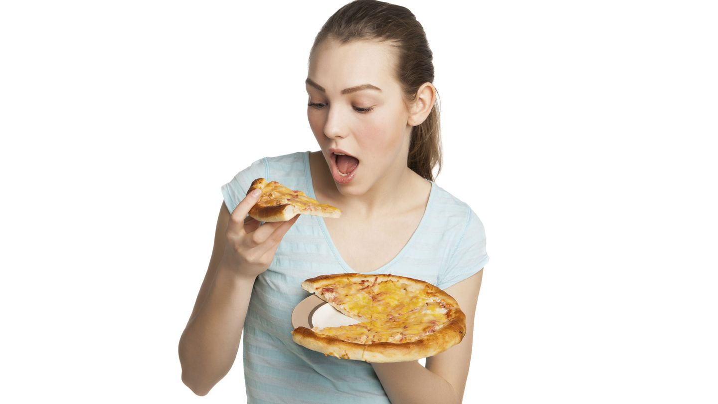 De nada sirve castigarse en el gimnasio si luego sucumbes ante una pizza cuatro quesos. (iStock)