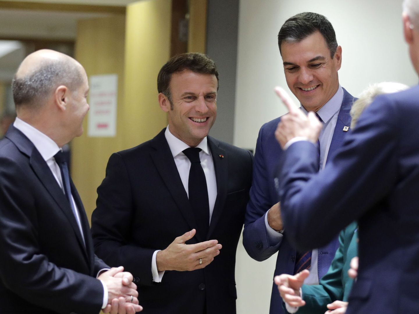 Macron junto con Scholz (izquierda) y Sánchez (derecha). (Reuters)