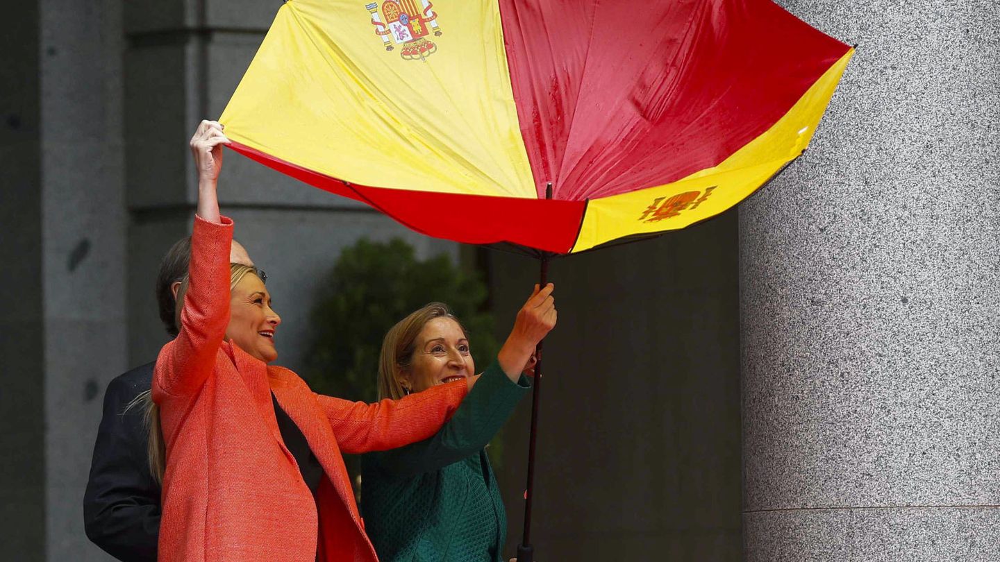 Cristina Cifuentes con su paraguas de la bandera de España el Día de la Hispanidad del año pasado. 