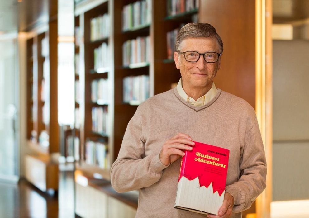 Foto: Gates sujeta el ejemplar del libro que le regaló Buffett a comienzos de los 90. (LinkedIn)