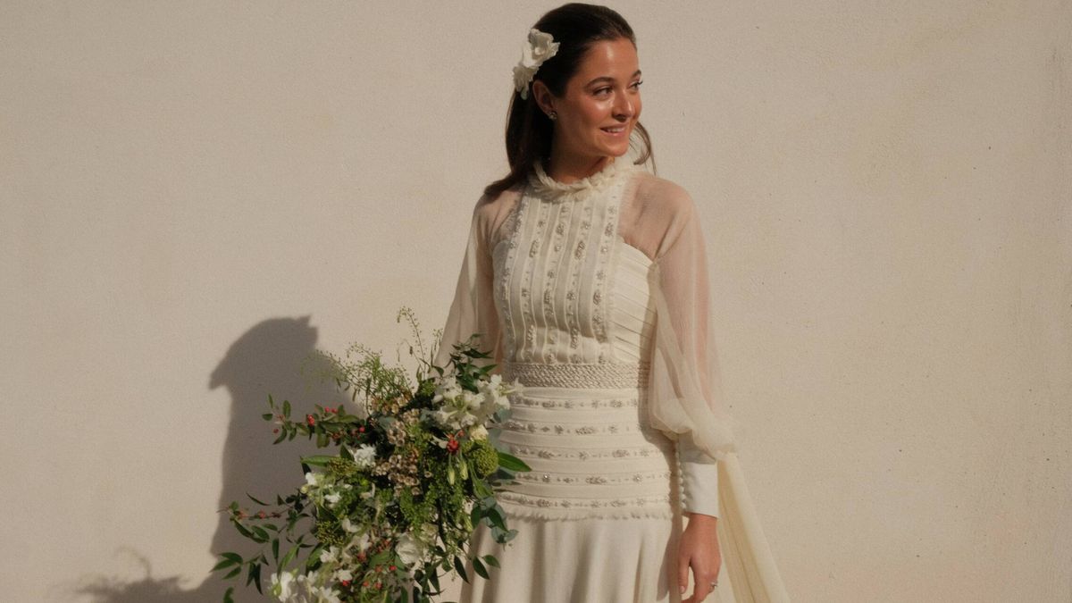 La boda de Cristina, la hermana de la diseñadora Isabel Núñez, y su vestido de novia bordado