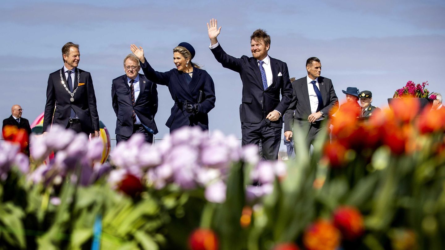 Los reyes de Holanda, en una visita a un campo de tulipanes. (Reuters)