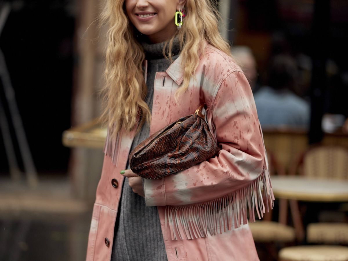 Foto: La influencer Emili Sindlev, con una chaqueta efecto tie-dye. (Imaxtree)