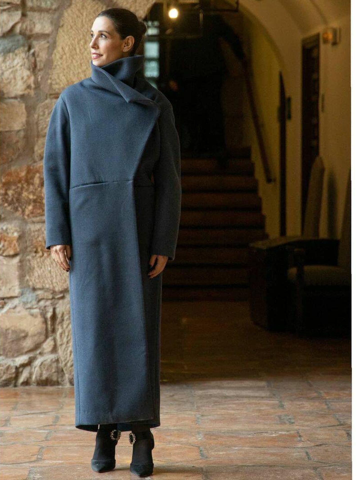 Raquel Sánchez Silva luce un abrigo azul de Ángel Schlesser. (Instagram/@maestroscostura)