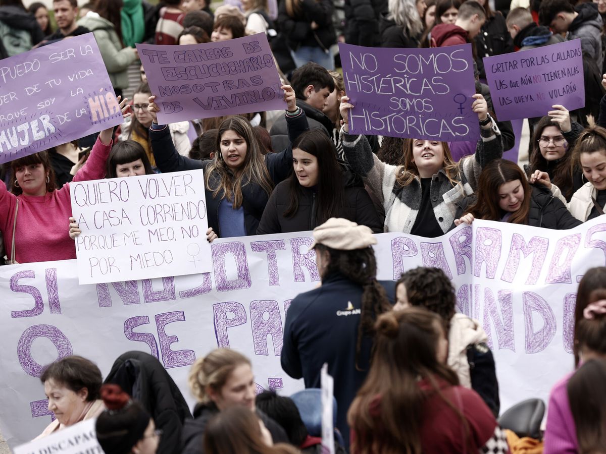 Foto: Vista de una manifestación feminista. (EFE/Jesús Diges)