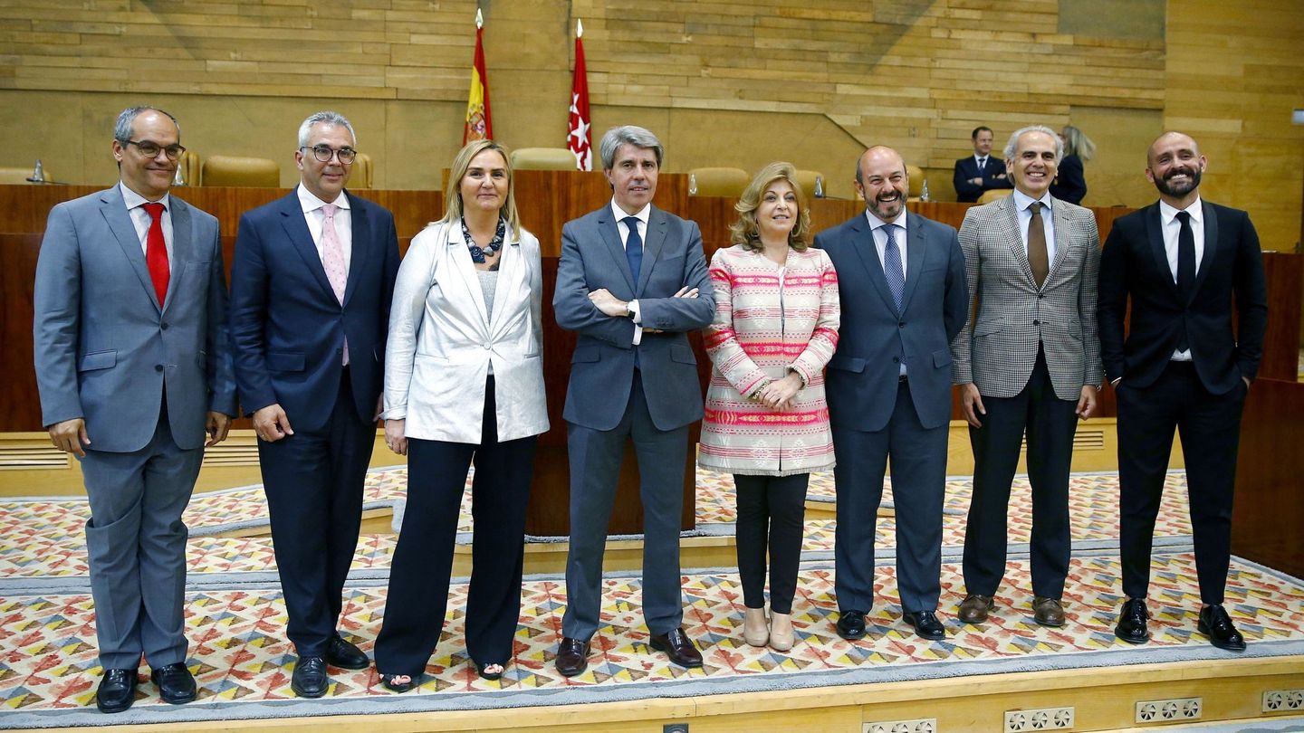 Ángel Garrido (centro), posa junto a los consejeros de su Gobierno en la Cámara regional. (EFE)