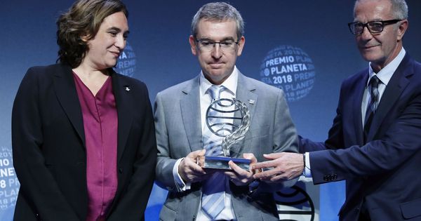 Foto: Ada Colau, Santiago Posteguillo y José Guirao, en el Premio Planeta 2018. (EFE)