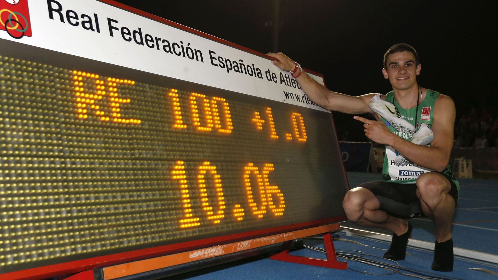 Foto: Bruno Hortelano celebra su victoria en los 100 metros, batiendo el récord de España, en el Centro Deportivo Municipal de Moratalaz. EFE