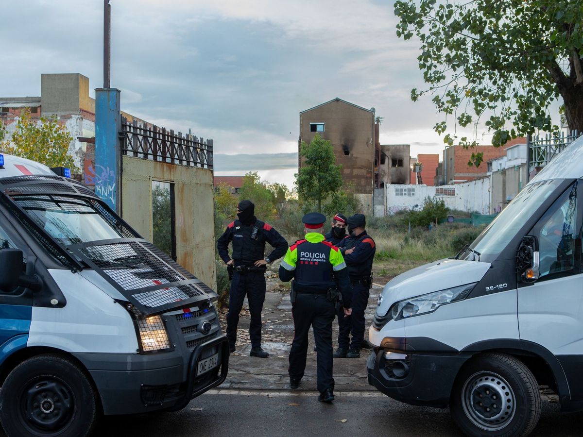 Foto: Agentes de los Mossos en Badalona. (EFE/Enrc Fontcuberta)