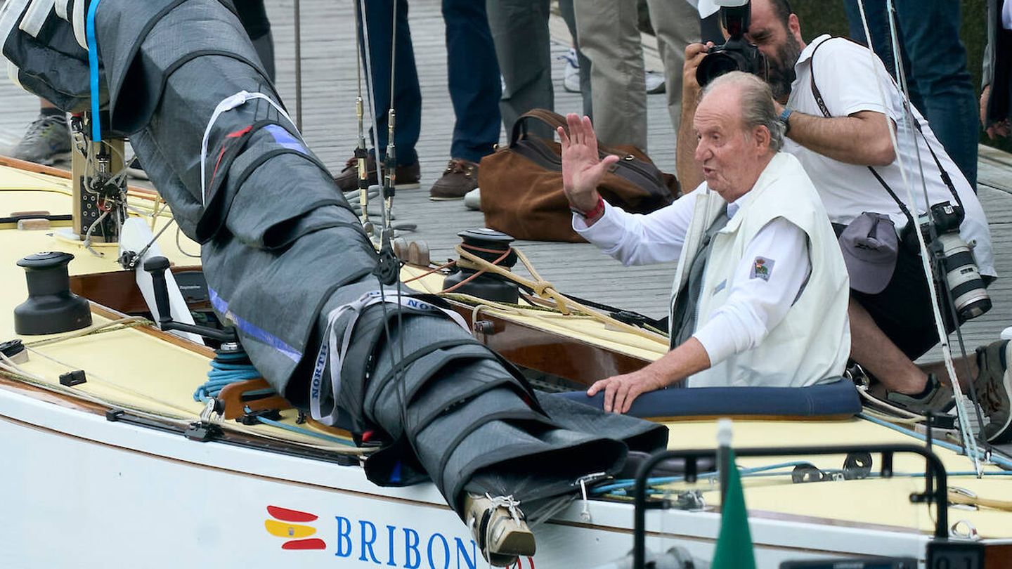 El rey Juan Carlos, navegando en Sanxenxo. (LP)