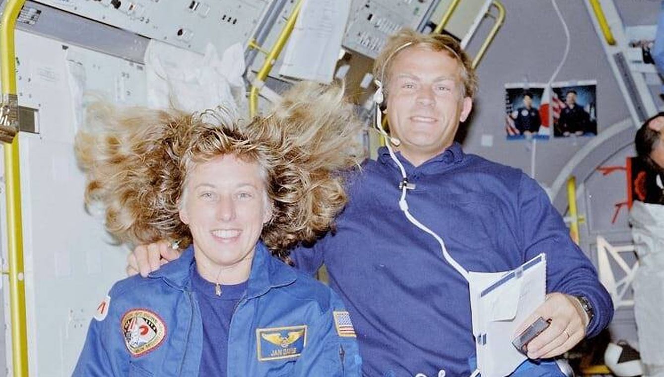 Jan Davis y Mark Lee, el primer matrimonio de astronautas que está junto en el espacio. (NASA)