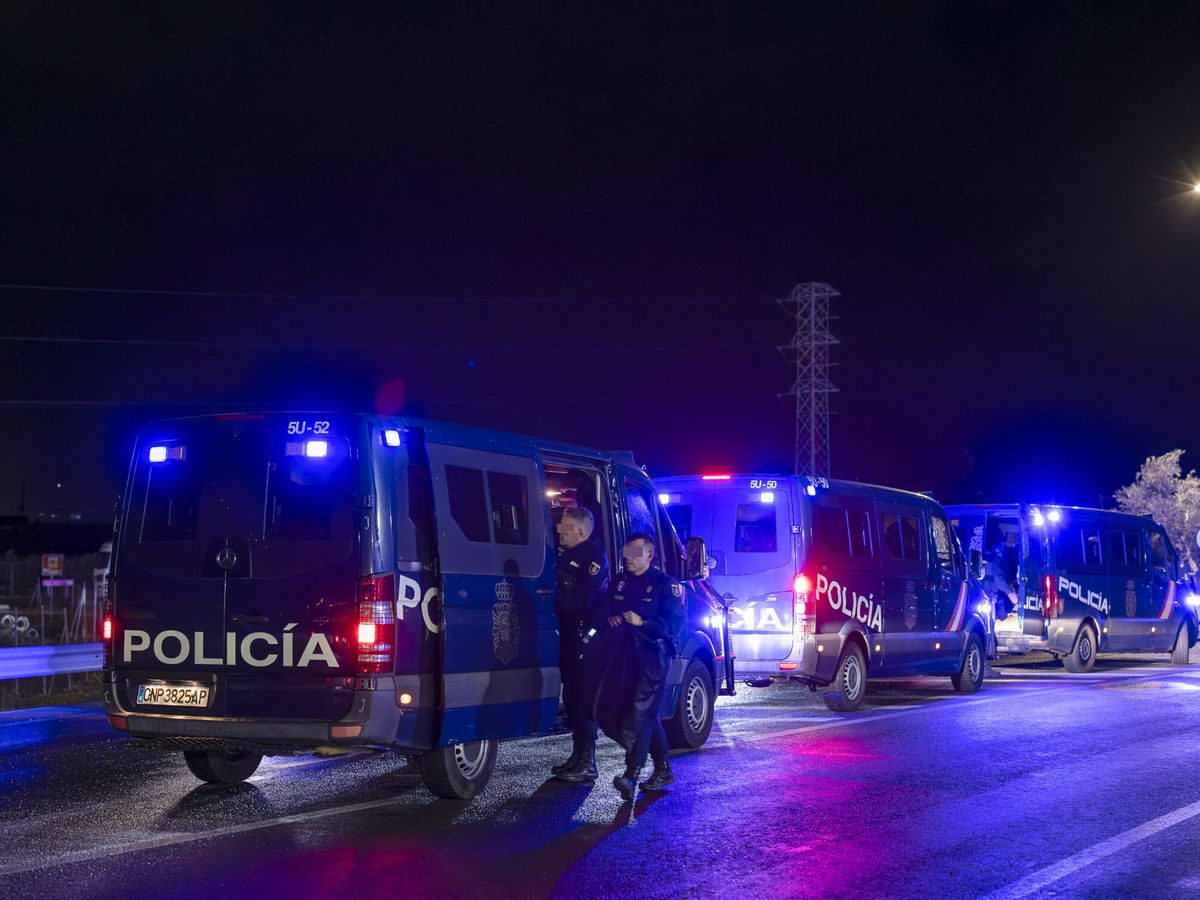 Foto: Dos furgones de Policía Nacional en Antequera. (EFE/Carlos Díaz)