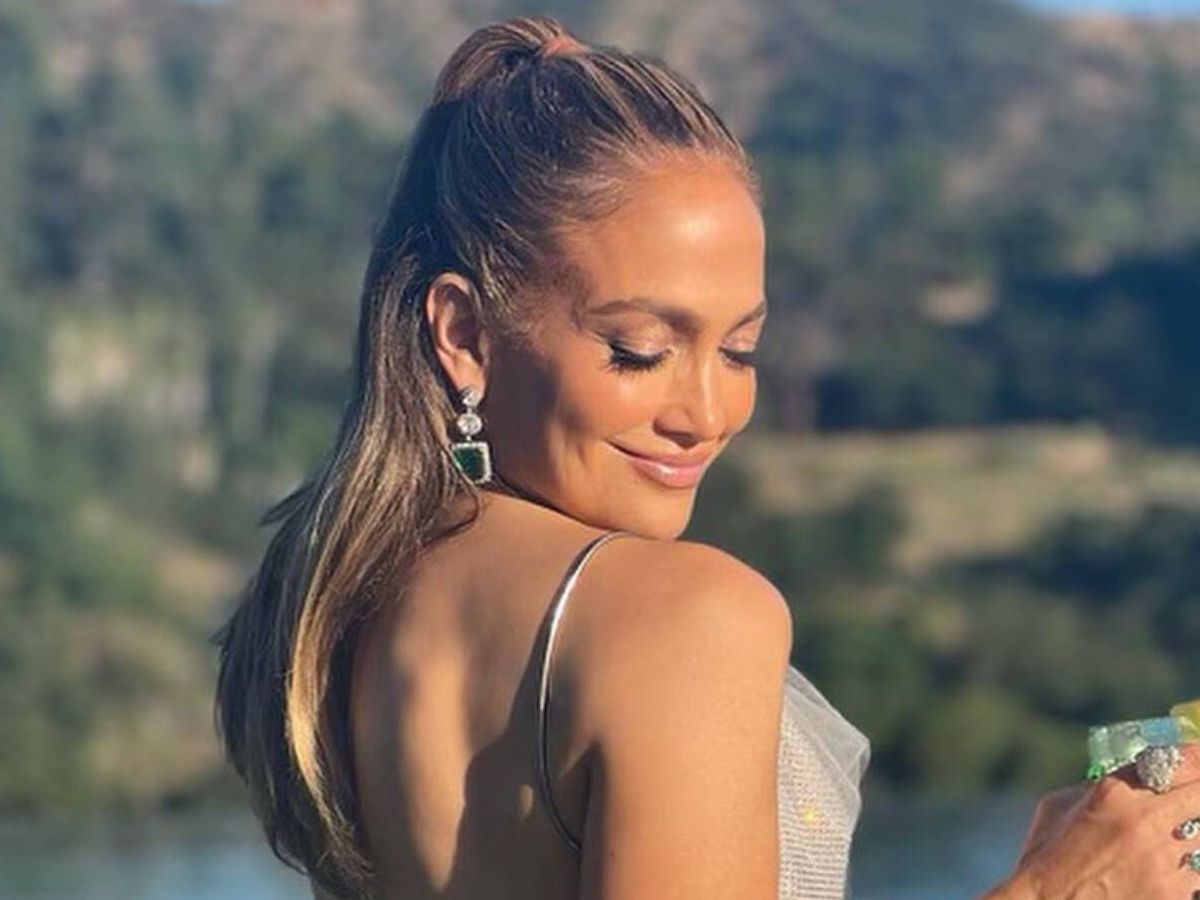 Foto: Detalle del semirrecogido de Jennifer Lopez en su fiesta de 54 cumpleaños. (Instagram/@jlo)