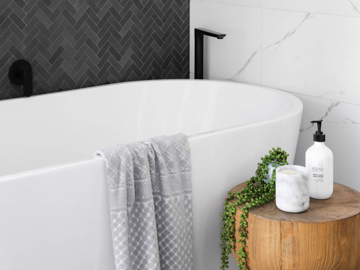 Foto: Consejos para elegir azulejos para un baño pequeño. (R Architecture para Unsplash)