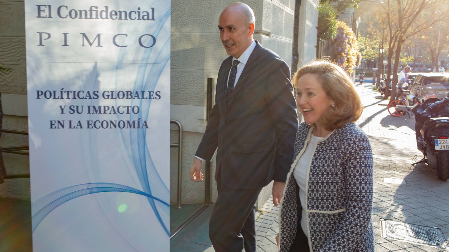 El director de El Confidencial, Nacho Cardero, junto a Nadia Calviño a la entrada de la Fundación Del Pino.
