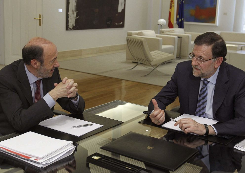 Foto: El presidente del Gobierno, Mariano Rajoy (d), con el secretario general del PSOE, Alfredo Pérez Rubalcaba (i). (Efe)