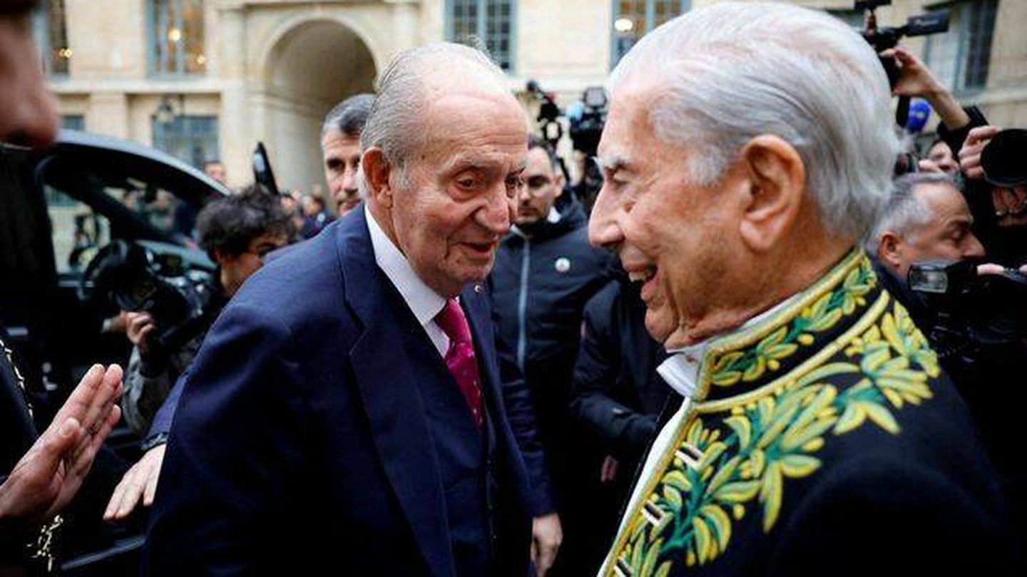 Juan Carlos I charla con el nobel. (Reuters)