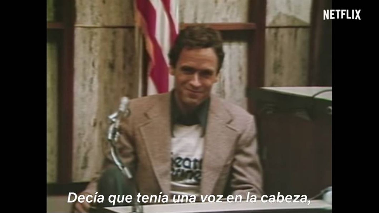 Ted Bundy, durante el juicio. (Netflix)