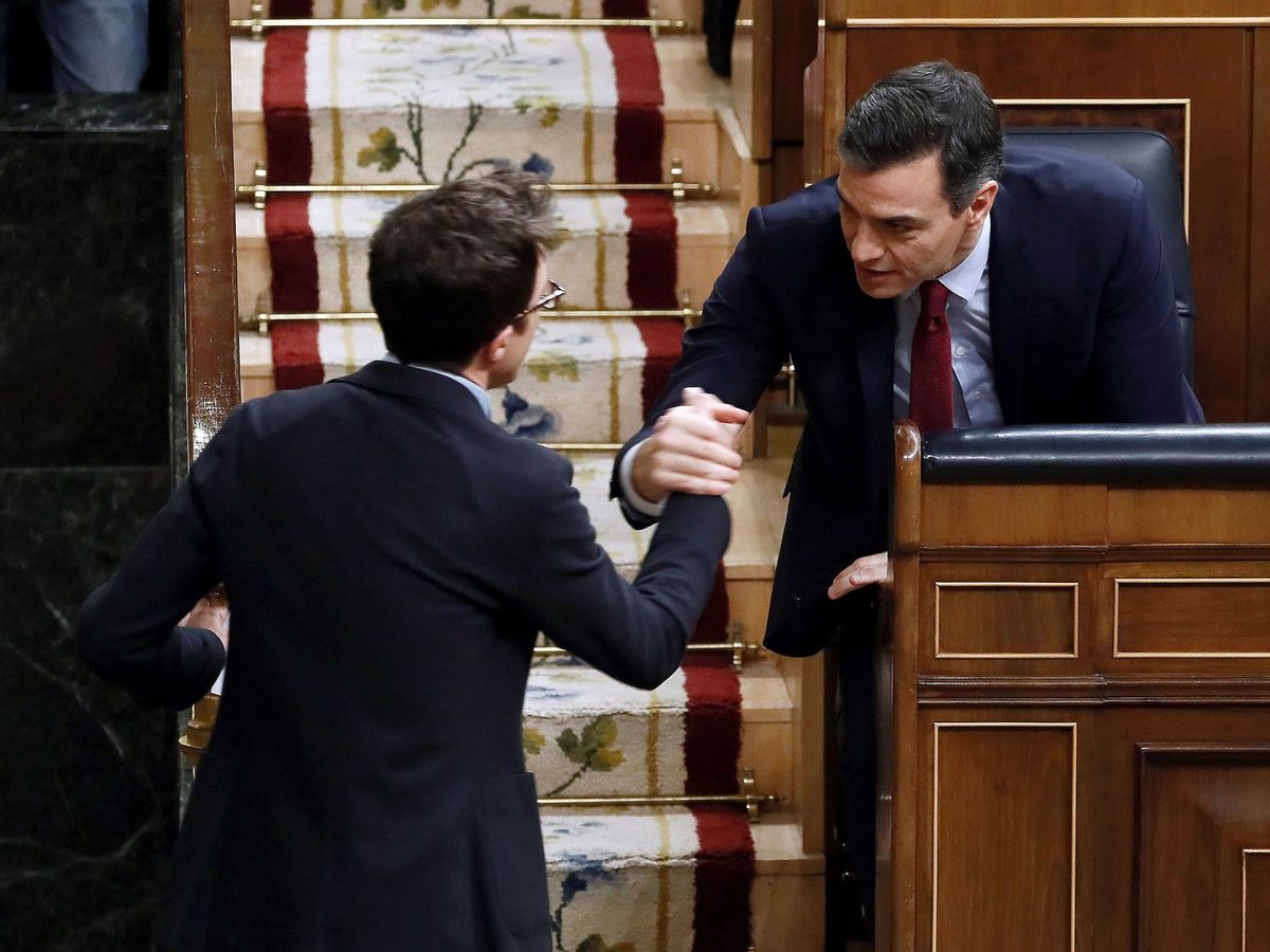 Foto: Sánchez saluda a Errejón en el Congreso. (EFE)
