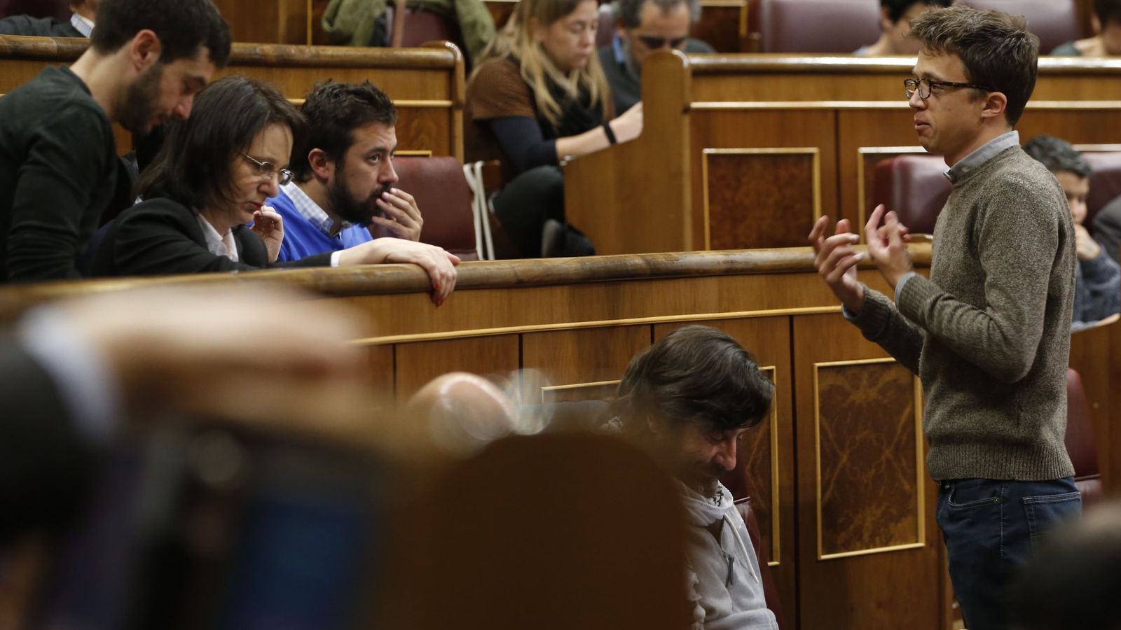 Foto: El diputado de Unidos-Podemos Íñigo Errejón (d) conversa con varios compañeros de partido durante la sesión de control al Gobierno. (EFE)