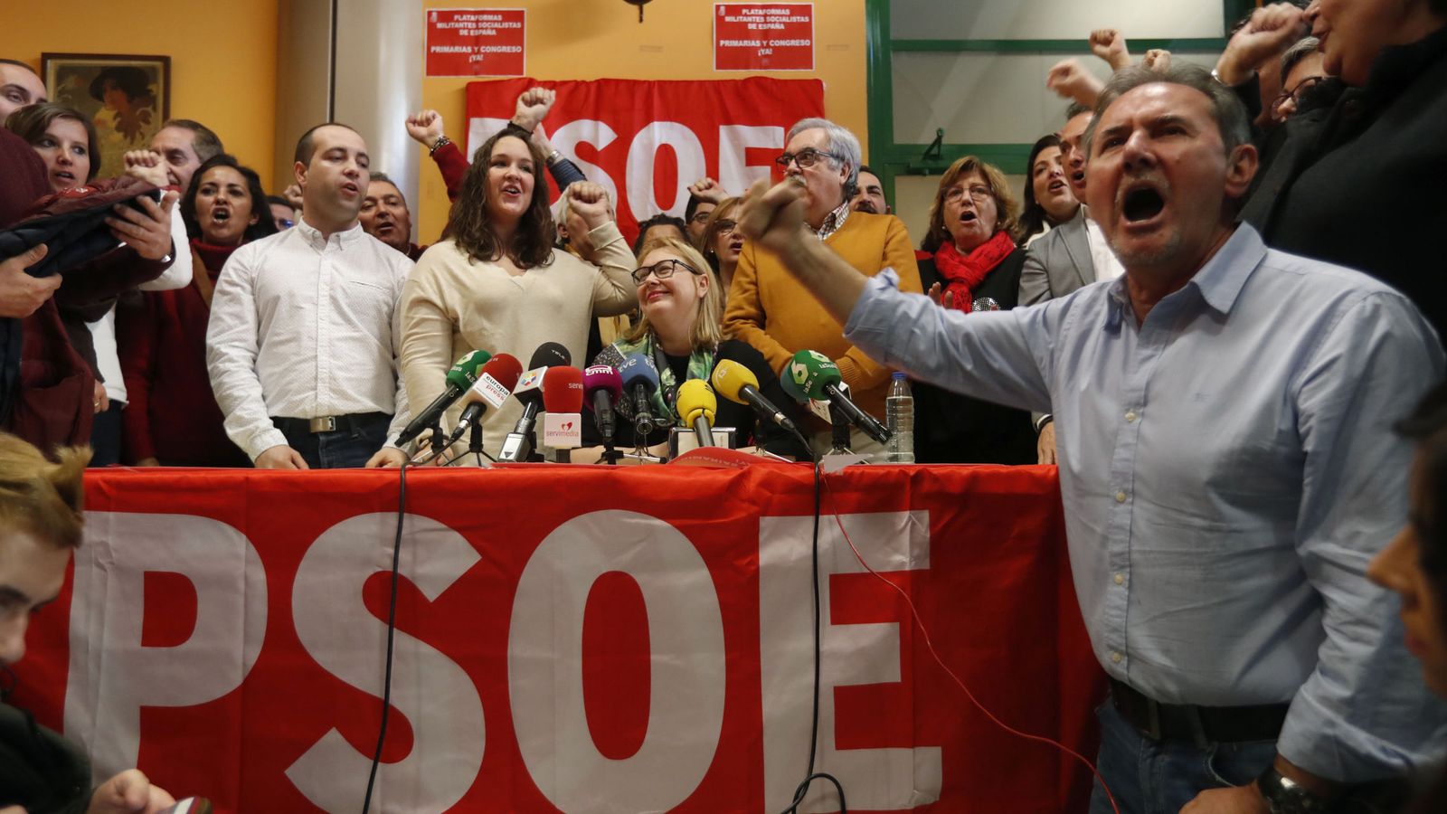 Foto: La portavoz de las plataformas pro primarias ya, Nieves Hernández, rodeada de sus compañeros, profiriendo el "¡No es no!", este 13 de enero en Madrid. (EFE)