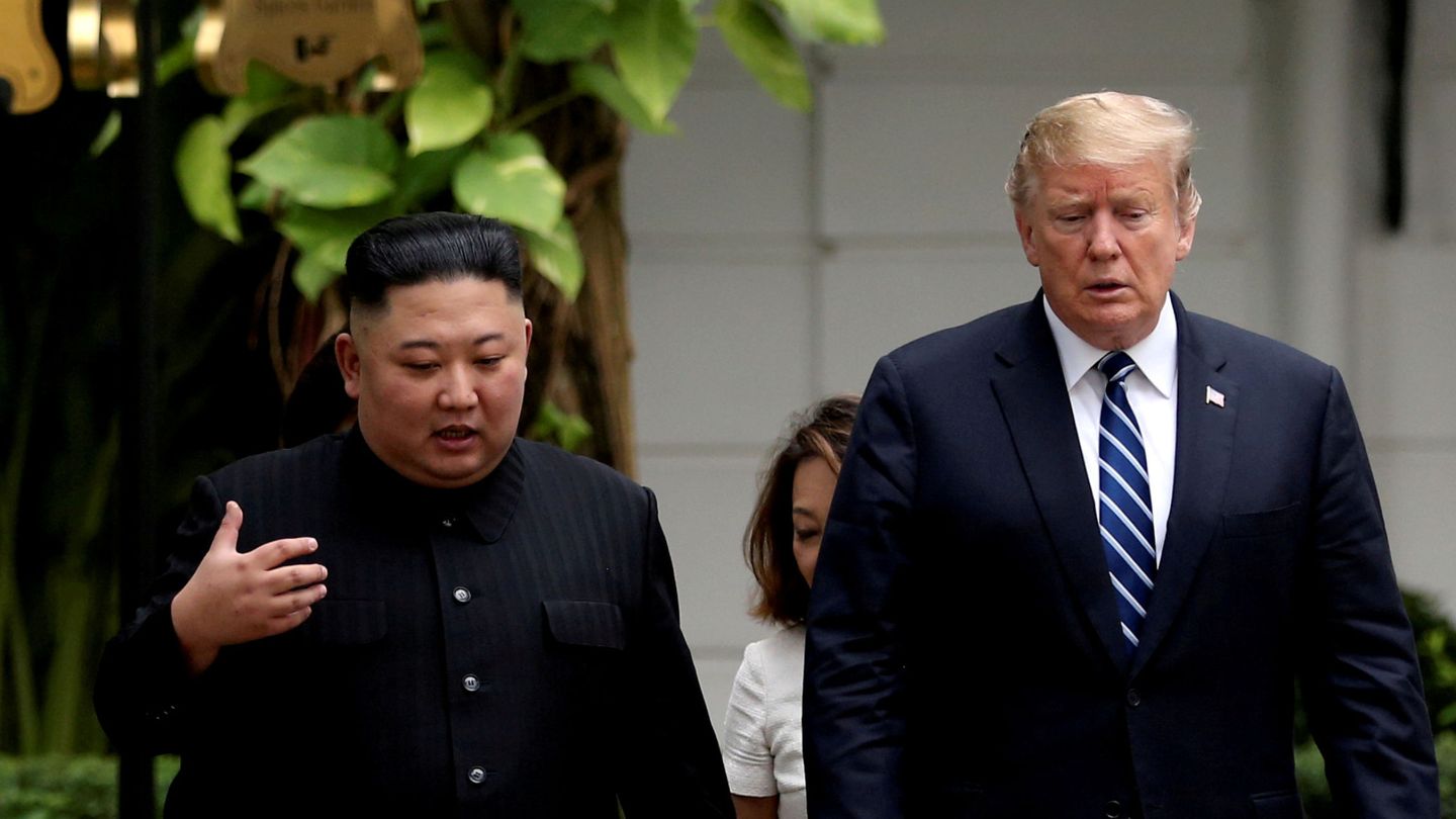 El líder de Corea del Norte, Kim Jong-un, y el presidente de EEUU, Donald Trump, conversan en la cumbre de Hanói. (Reuters)