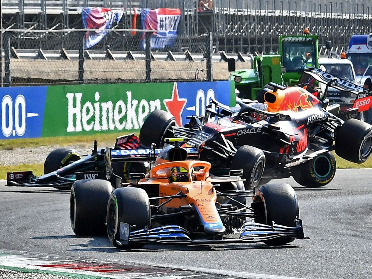 Foto: El momento preciso en que Hamilton y Verstappen dicen adiós a la carrera. (Reuters)