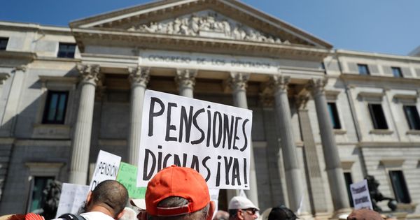 Foto: Los pensionistas protestan frente al Congreso. (EFE)