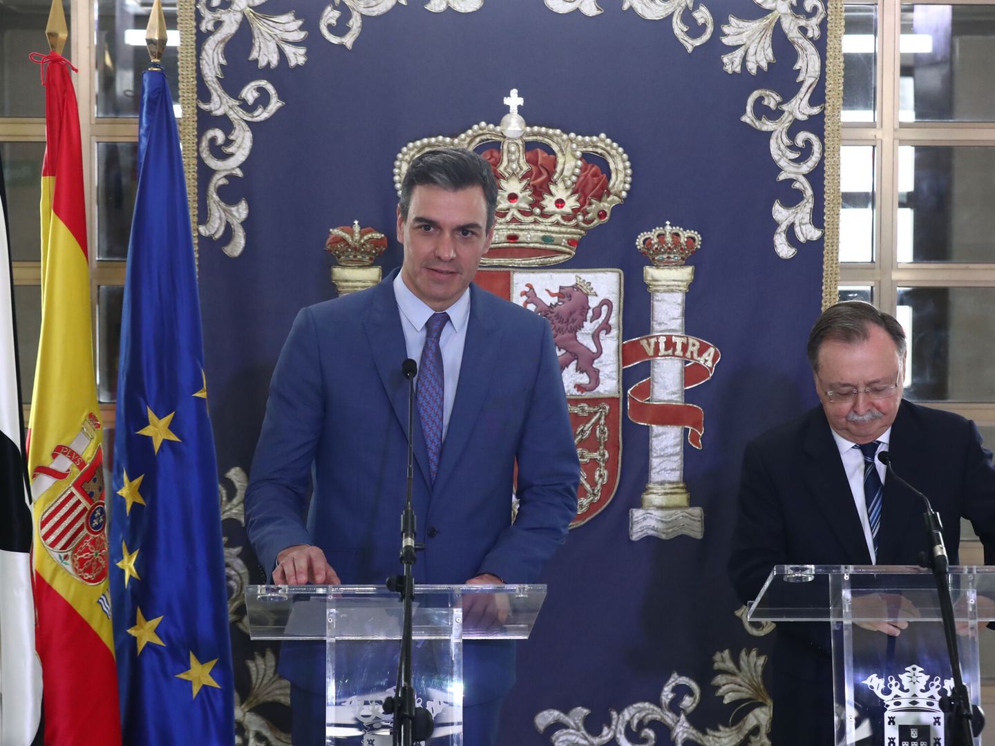 El presidente del Gobierno, Pedro Sánchez (i), y el de Ceuta, Juan Jesús Vivas (d). (EFE)