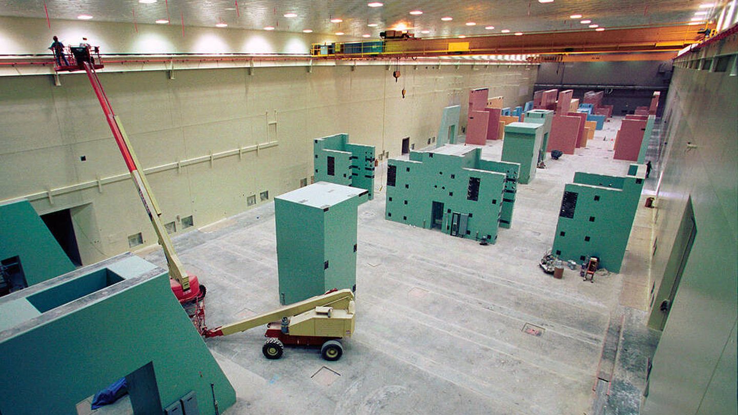 Instalación de los bloques de cemento que soportan los 1500 metros de tuberías del láser. (LLNL)