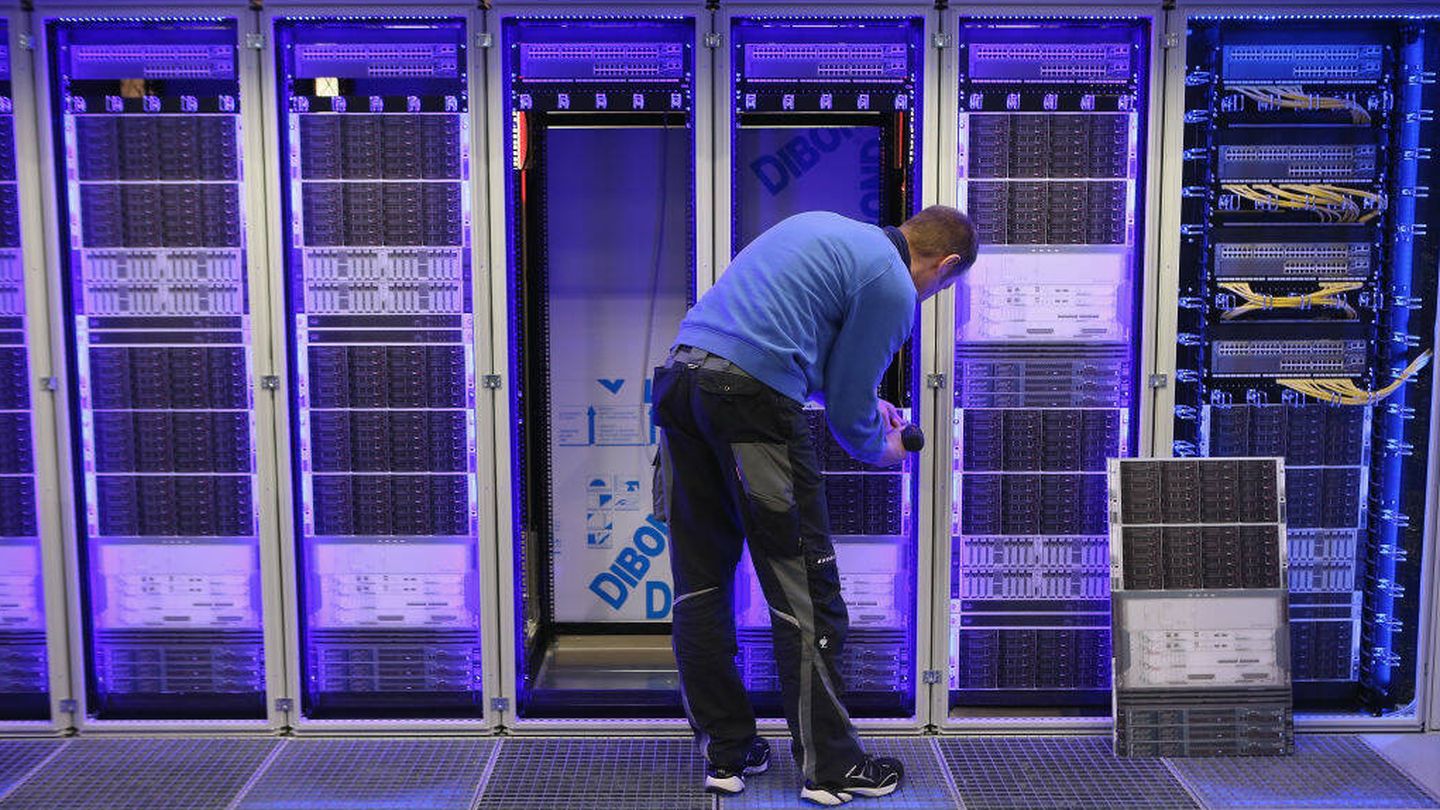 Un técnico repara un centro de datos. (Getty Images/S. Gallyp)