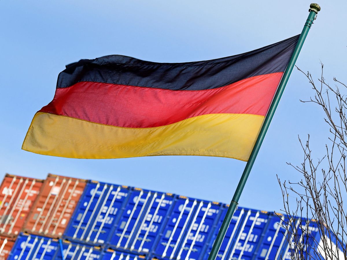 Foto: Una bandera alemana, en el puerto de Hamburgo. (Reuters/Bimmer)
