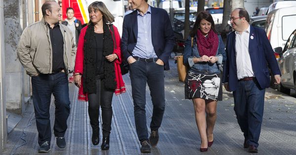 Foto: Pedro Sánchez y Miquel Iceta, llegando este 9 de octubre a la sede del PSC en Barcelona, con Carles Ruiz, Núria Marín y Adriana Lastra. (Borja Puig | PSOE)