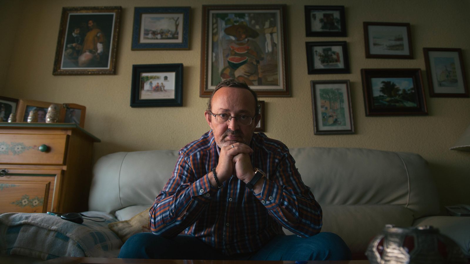 Foto: José María Asensio, enfermo del corazón, en el salón de su casa. (Foto: Pablo López Learte)