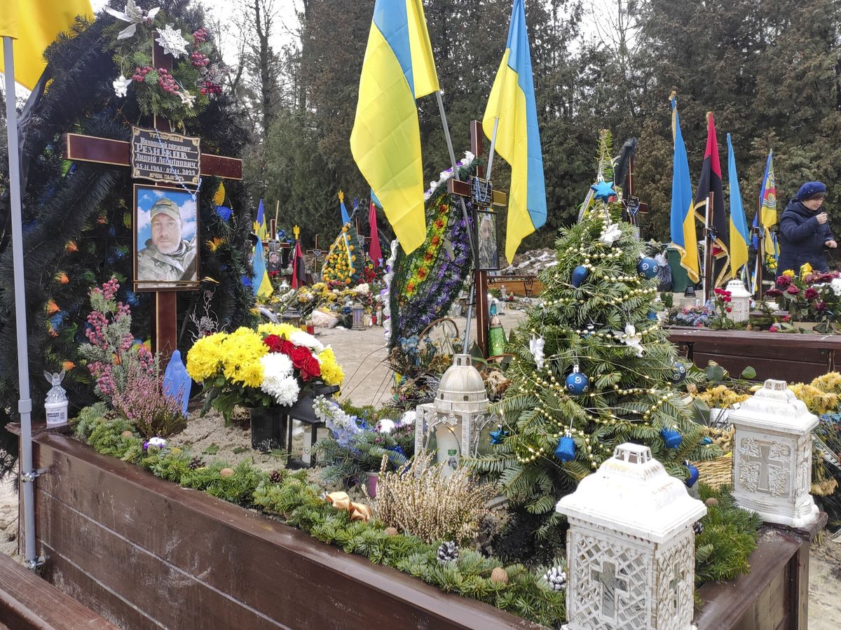 Foto: Navidad en los cementerios de Ucrania. (EFE/Rostyslav Averchuk)