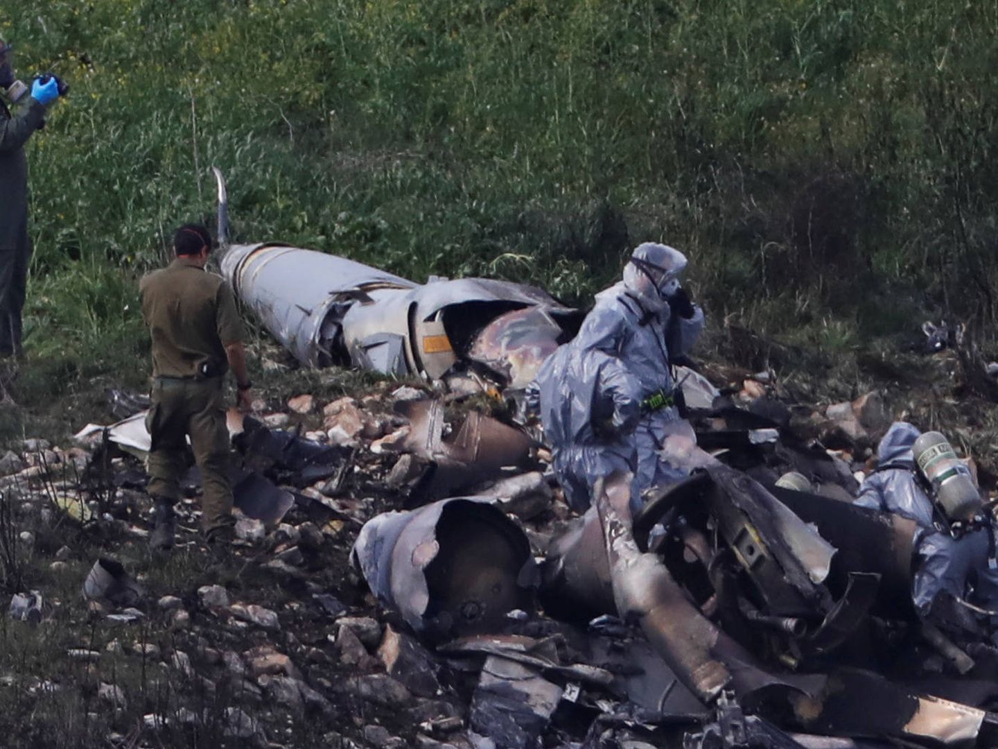 Fuerzas israelíes inspeccionan los restos del F-16 derribado esta sábado, cerca de Harduf, Israel. (Reuters) 