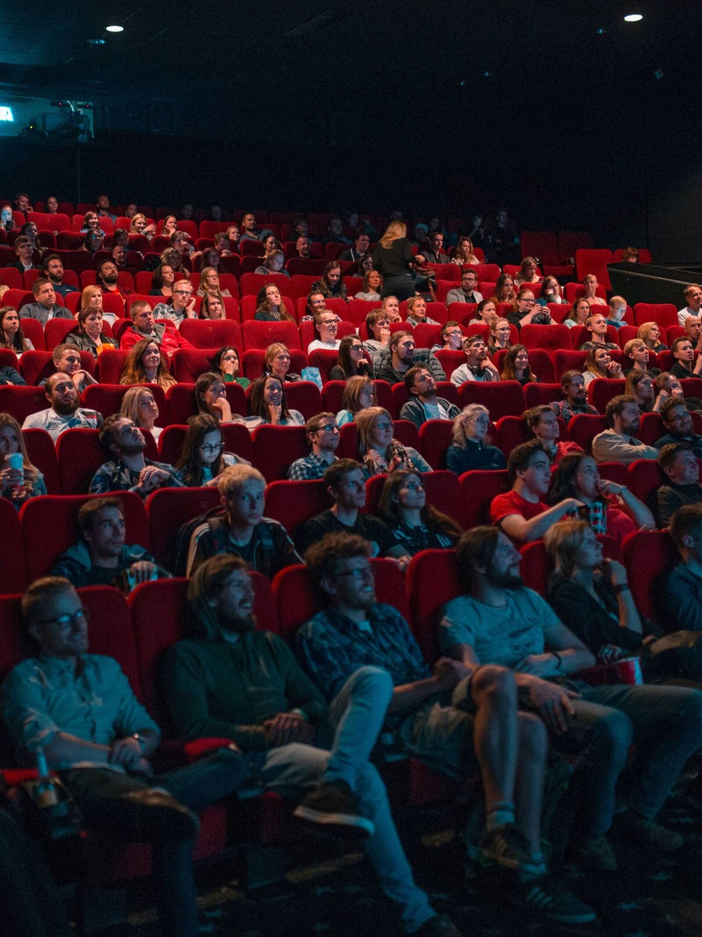 Público en una sala de cine. (Krists Luhaers/Unsplash)