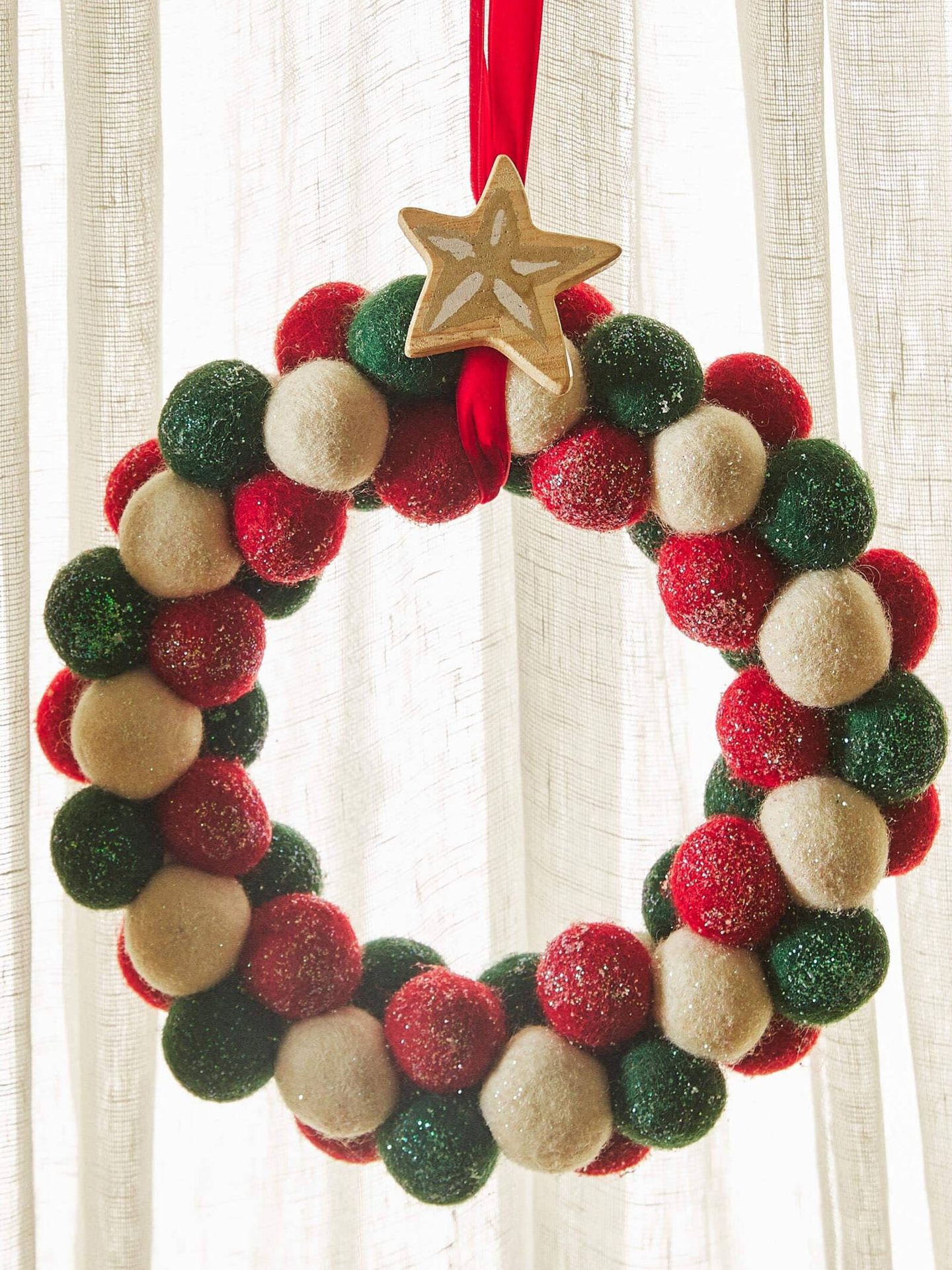 5 accesorios navideños para decorar la puerta de casa con estilo
