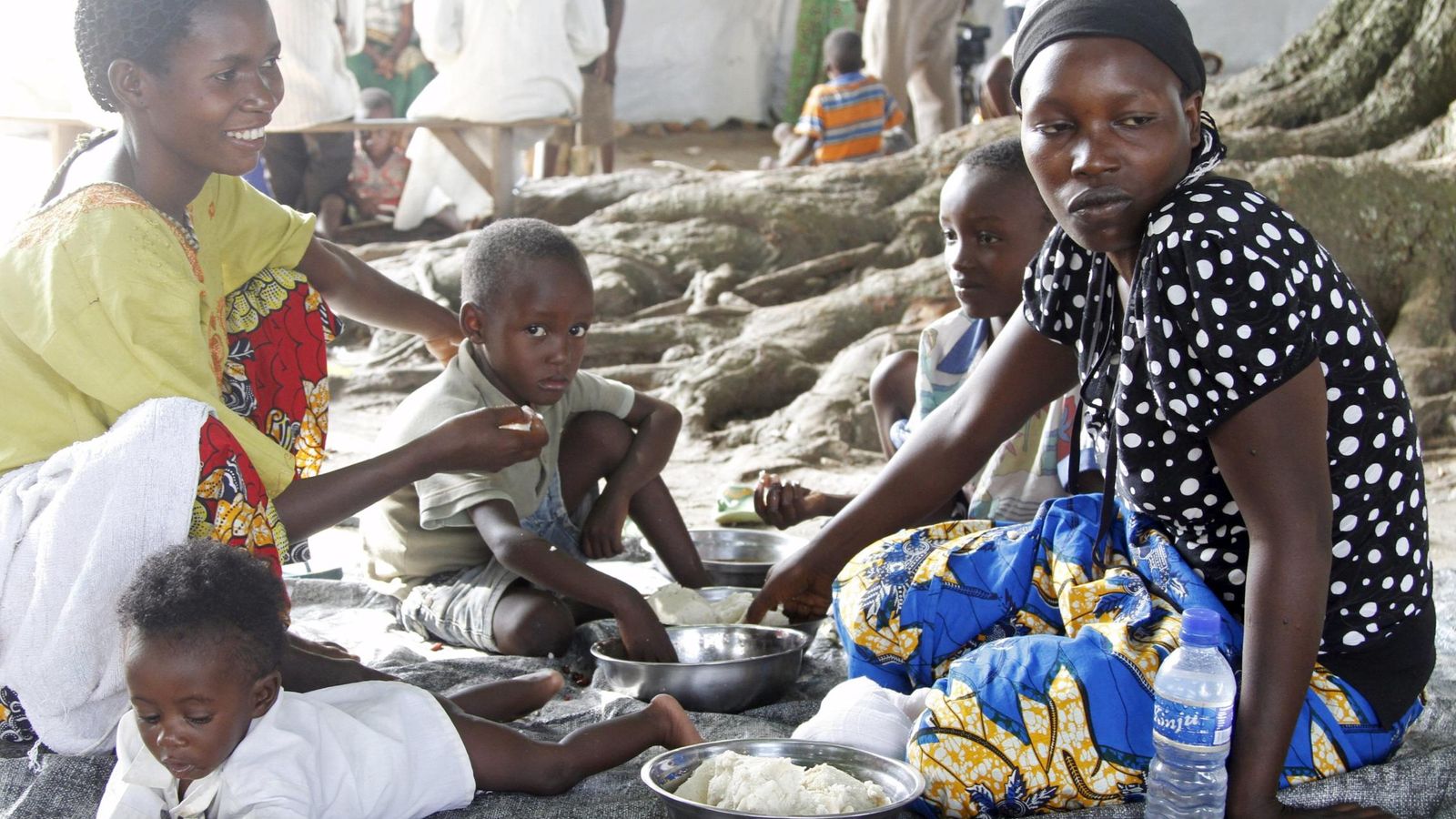 Foto: Una familia come en un centro de refugiados de la ONU en República Democrática del Congo. (Reuters)