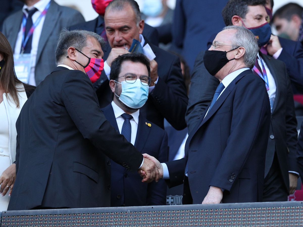 Foto: Joan Laporta y Florentino Pérez, en el Camp Nou. (REUTERS / Albert Gea)