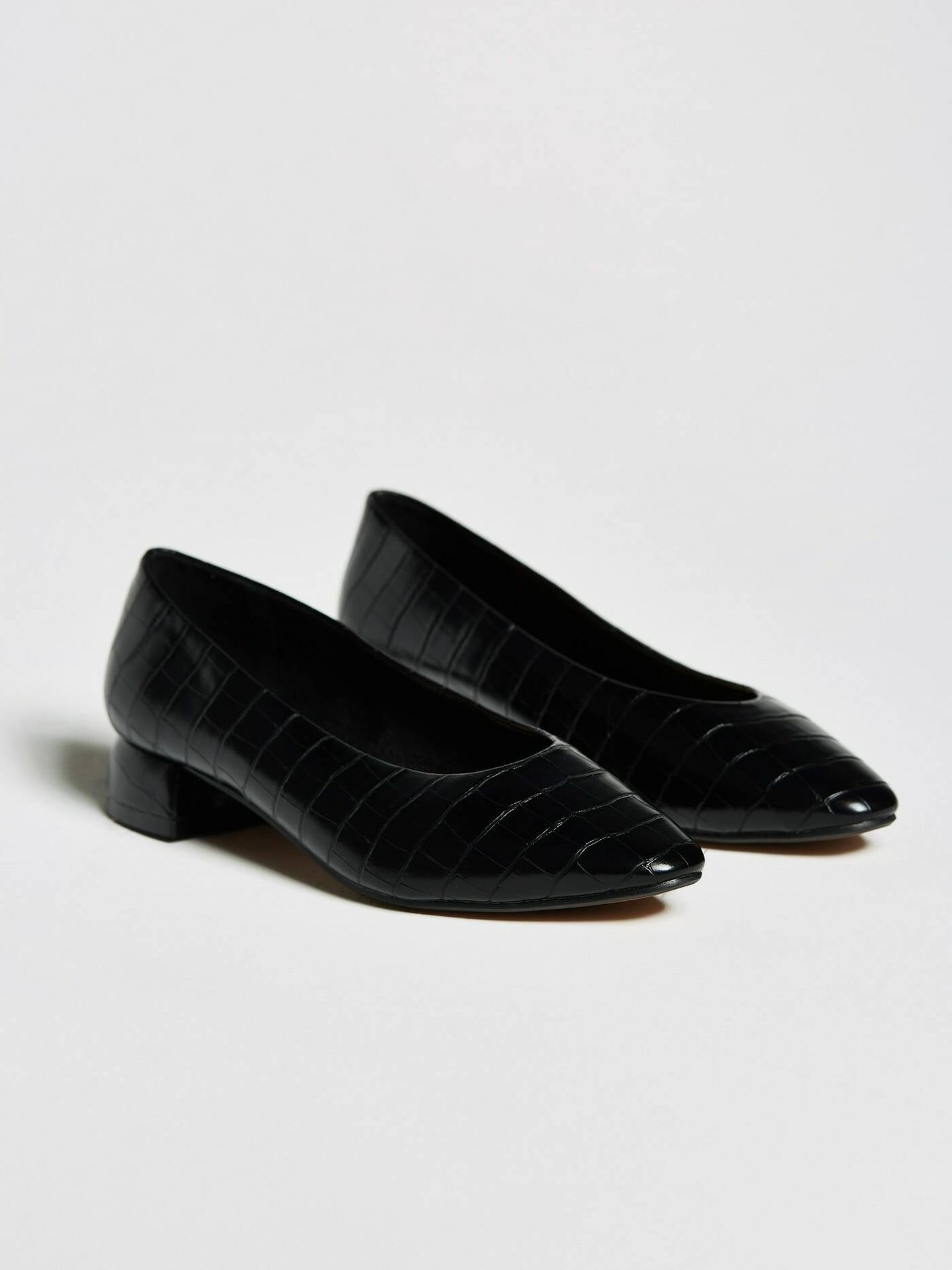 Los zapatos negros de Sfera. (Cortesía/Sfera)