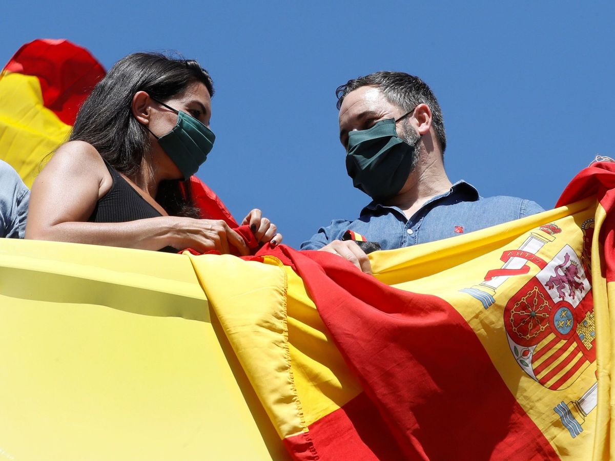 Foto: El líder de Vox, Santiago Abascal, y la candidata en Madrid, Rocío Monasterio. (EFE)