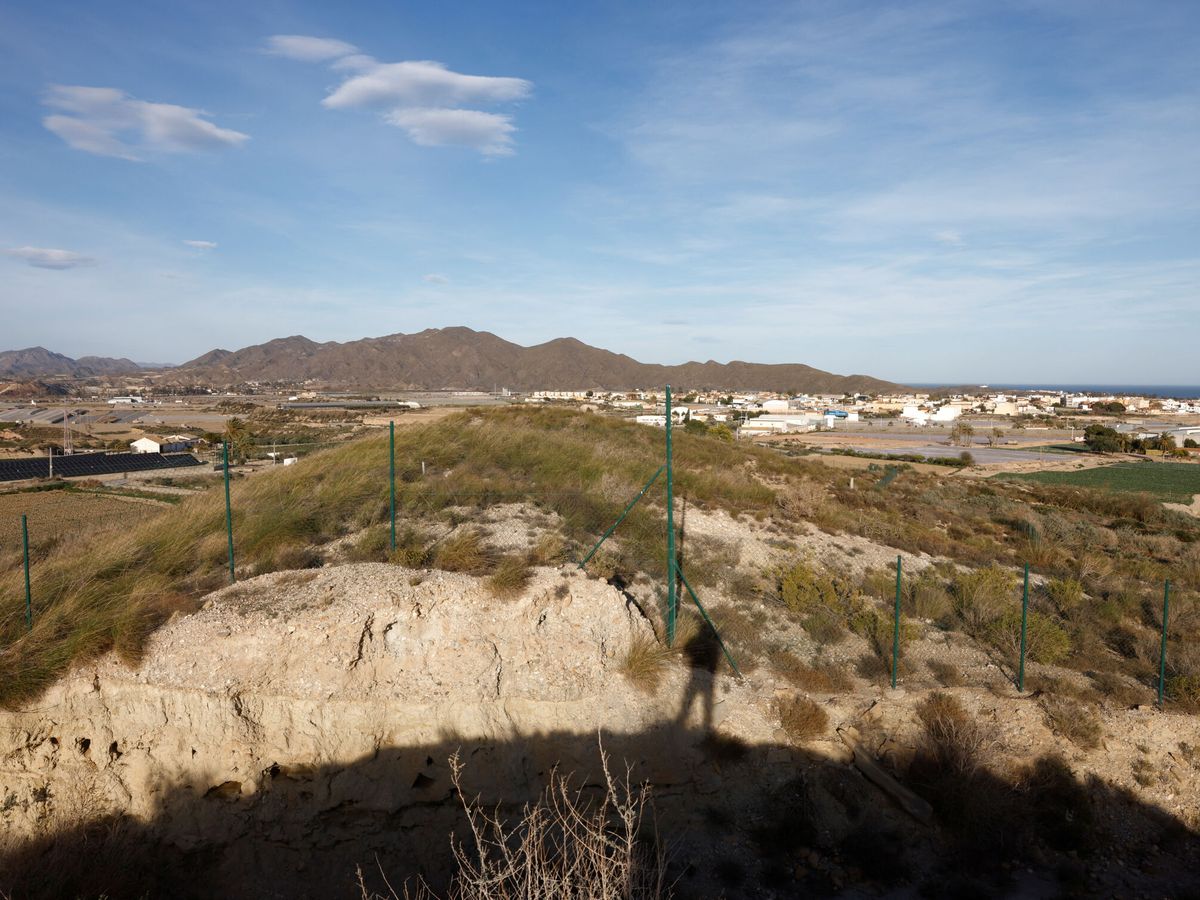 Foto: Una valla en un campo en una zona restringida en la localidad de Palomares. (Reuters/Jon Nazca)