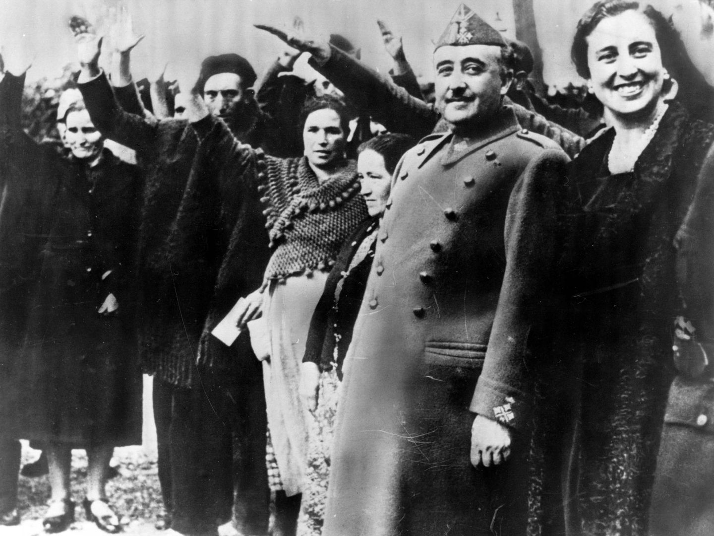 El dictador junto a su esposa, Carmen Polo. (Getty)