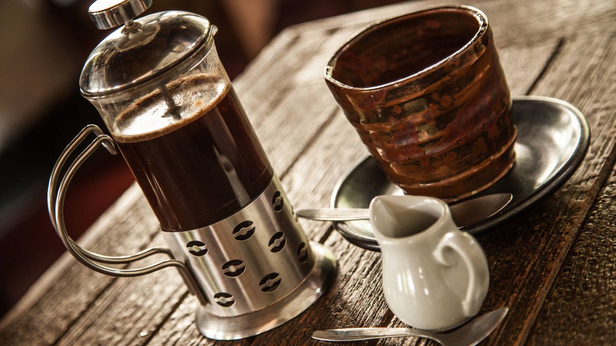 Cómo preparar bien el café con cafetera de émbolo - Cafés Baqué