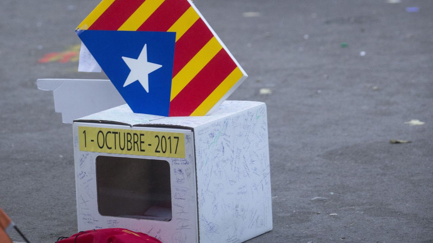 Urna de cartón a favor del referéndum del 1 de octubre. (EFE)