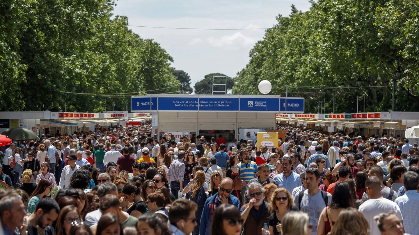 Miles de personas visitan en el Retiro durante la Feria del Libro. (Emilio Naranjo)